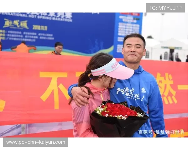 城市马拉松：两人携手冲线感动全场